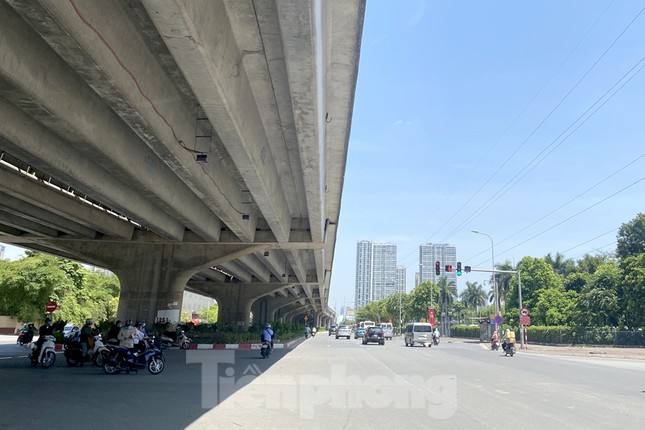 Nắng 50 độ C, đường Hà Nội vắng 'như chùa bà đanh' ảnh 11