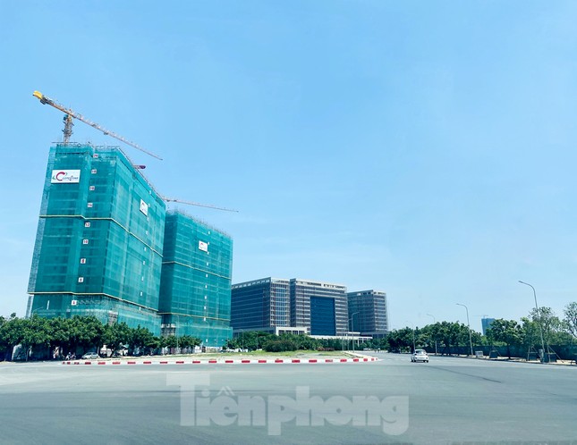 Nắng 50 độ C, đường Hà Nội vắng 'như chùa bà đanh' ảnh 10