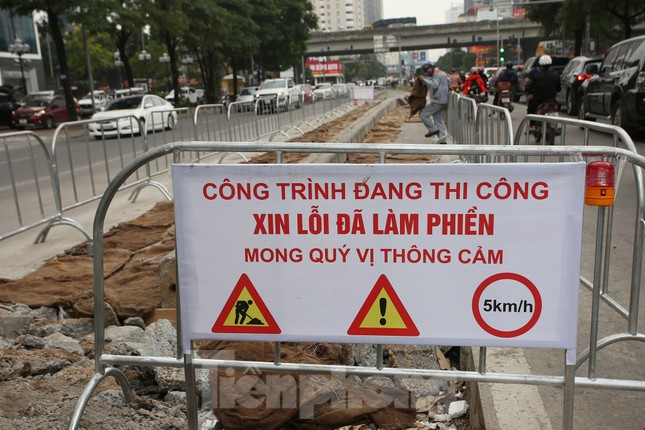 Rào chắn thi công hầm chui Lê Văn Lương tại nút giao 10 làn xe ảnh 4