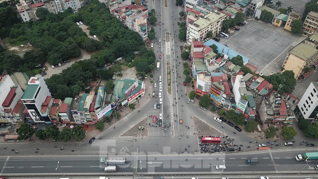 Rào chắn thi công hầm chui Lê Văn Lương tại nút giao 10 làn xe ảnh 10