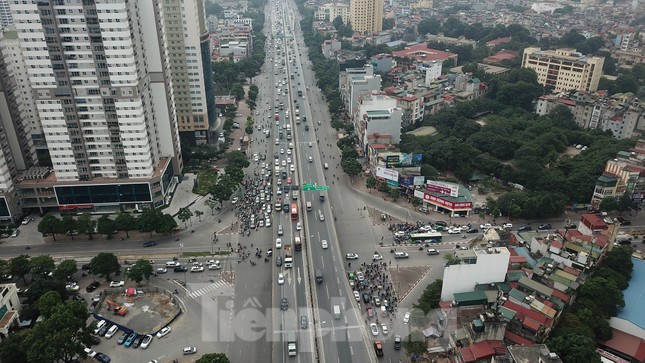 Rào chắn thi công hầm chui Lê Văn Lương tại nút giao 10 làn xe ảnh 9
