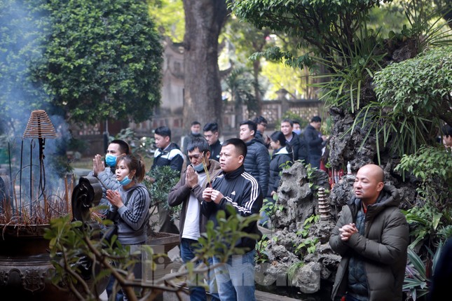 Nhiều người Hà Nội tranh thủ nghỉ trưa đi lễ 'Tứ trấn' ngày mùng 1 cuối cùng của năm ảnh 7