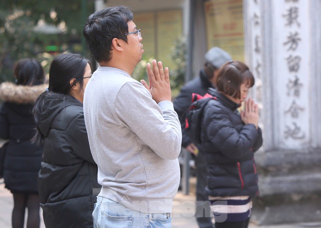 Nhiều người Hà Nội tranh thủ nghỉ trưa đi lễ 'Tứ trấn' ngày mùng 1 cuối cùng của năm ảnh 13
