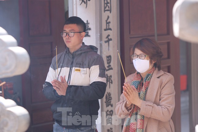 Nhiều người Hà Nội tranh thủ nghỉ trưa đi lễ 'Tứ trấn' ngày mùng 1 cuối cùng của năm ảnh 16