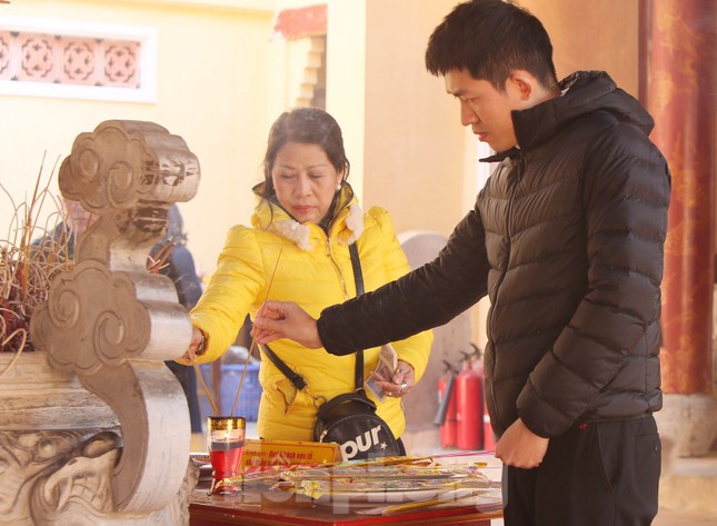 Nhiều người Hà Nội tranh thủ nghỉ trưa đi lễ 'Tứ trấn' ngày mùng 1 cuối cùng của năm ảnh 5