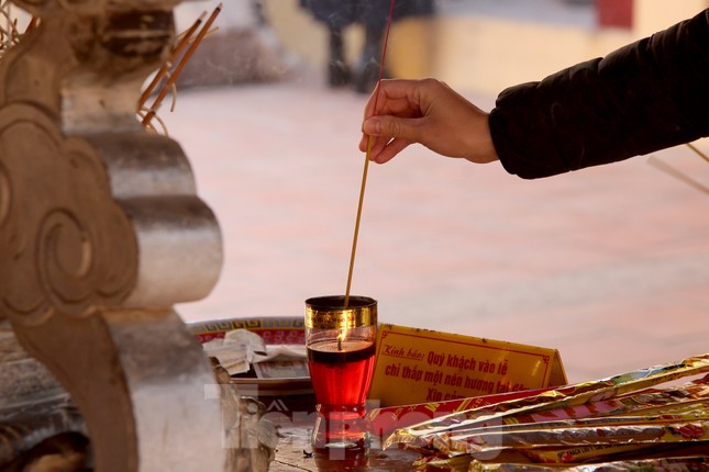 Nhiều người Hà Nội tranh thủ nghỉ trưa đi lễ 'Tứ trấn' ngày mùng 1 cuối cùng của năm ảnh 12