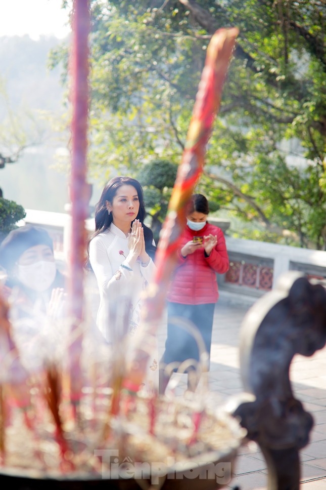 Nhiều người Hà Nội tranh thủ nghỉ trưa đi lễ 'Tứ trấn' ngày mùng 1 cuối cùng của năm ảnh 4