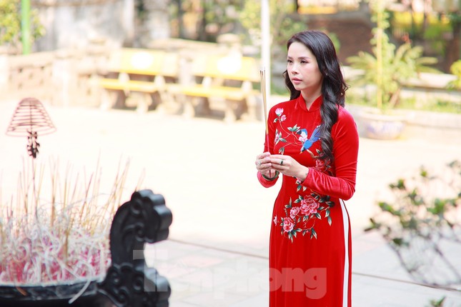 Nhiều người Hà Nội tranh thủ nghỉ trưa đi lễ 'Tứ trấn' ngày mùng 1 cuối cùng của năm ảnh 8