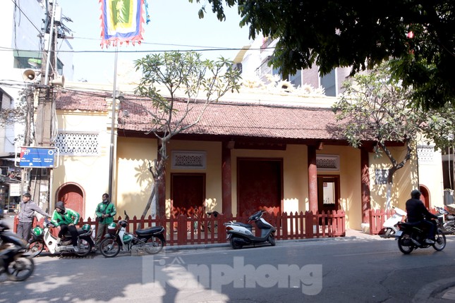 Nhiều người Hà Nội tranh thủ nghỉ trưa đi lễ 'Tứ trấn' ngày mùng 1 cuối cùng của năm ảnh 10
