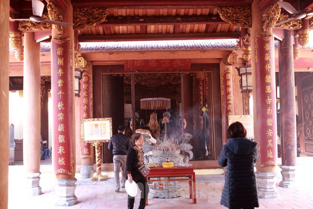 Nhiều người Hà Nội tranh thủ nghỉ trưa đi lễ 'Tứ trấn' ngày mùng 1 cuối cùng của năm ảnh 11