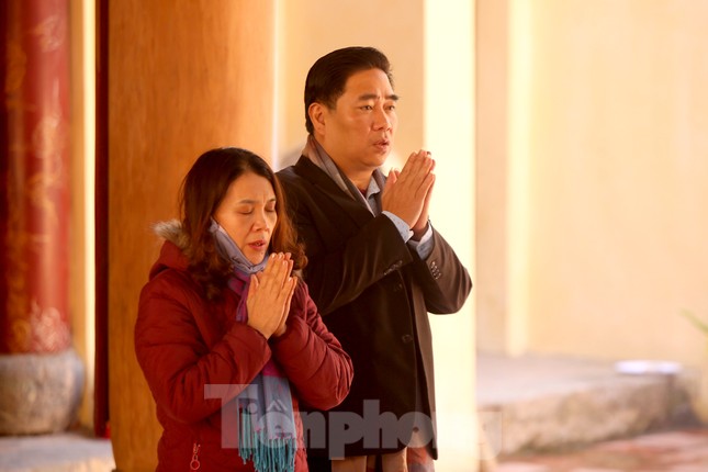 Nhiều người Hà Nội tranh thủ nghỉ trưa đi lễ 'Tứ trấn' ngày mùng 1 cuối cùng của năm ảnh 2
