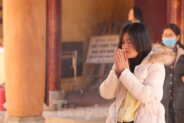 Nhiều người Hà Nội tranh thủ nghỉ trưa đi lễ 'Tứ trấn' ngày mùng 1 cuối cùng của năm ảnh 3