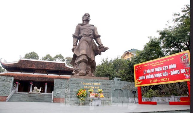 Các di tích Hà Nội 'cửa đóng then cài' trong ngày đầu thực hiện chỉ thị của thành phố ảnh 3