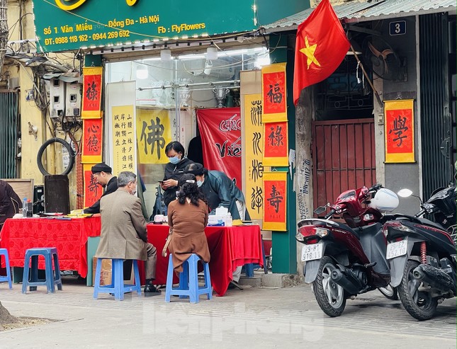 Các di tích Hà Nội 'cửa đóng then cài' trong ngày đầu thực hiện chỉ thị của thành phố ảnh 9
