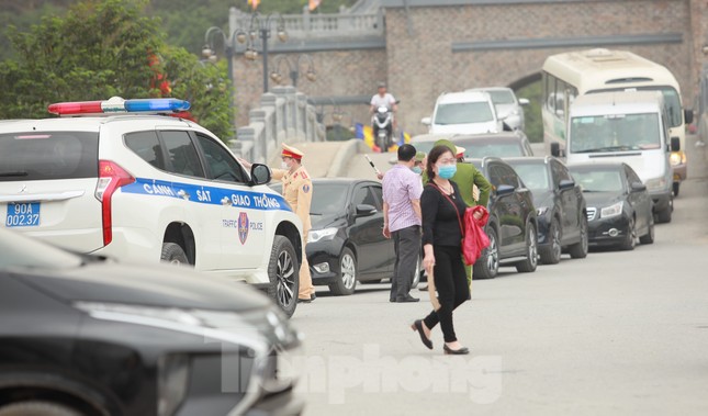 'Biển người' chen chân đi lễ chùa Tam Chúc ngày cuối tuần ảnh 10