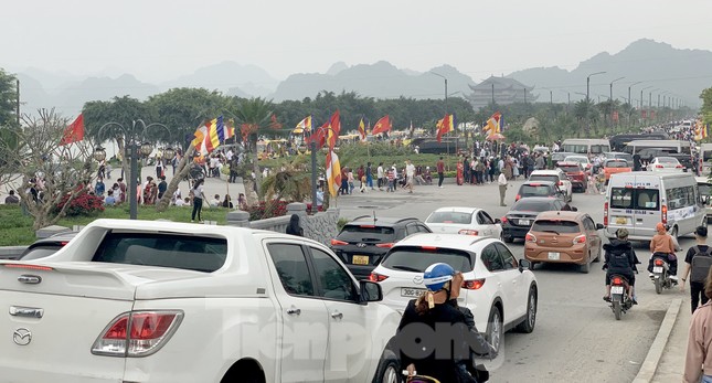 'Biển người' chen chân đi lễ chùa Tam Chúc ngày cuối tuần ảnh 5