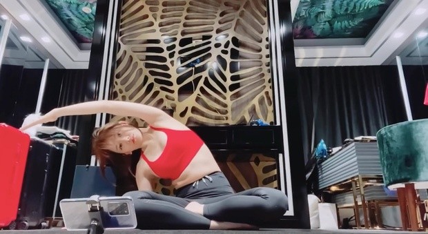 Vì cách ly xã hội tránh COVID-19 mới thấy sao Việt mê tập yoga đến mức nào ảnh 10