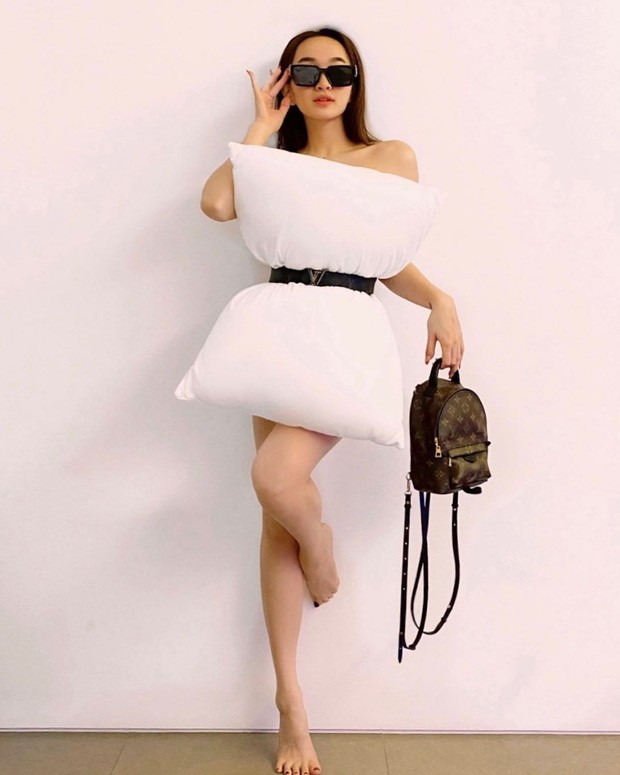 Thử thách chiếc gối - trào lưu mới giúp sao Việt vừa khoe vóc dáng vừa khoe tài phối đồ ảnh 8