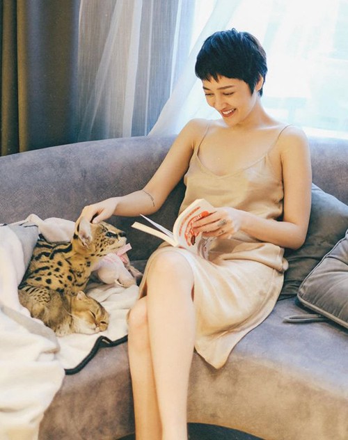 Hè sắp về rồi, còn chờ gì nữa mà bạn chưa sắm ngay một chiếc váy lụa hai dây? ảnh 2