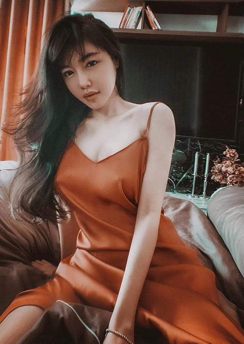 Hè sắp về rồi, còn chờ gì nữa mà bạn chưa sắm ngay một chiếc váy lụa hai dây? ảnh 3