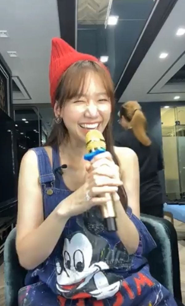 Còn cô vợ nào hồn nhiên hơn Hari Won: Livestream để lọt cả Trấn Thành đang ở trần ảnh 4