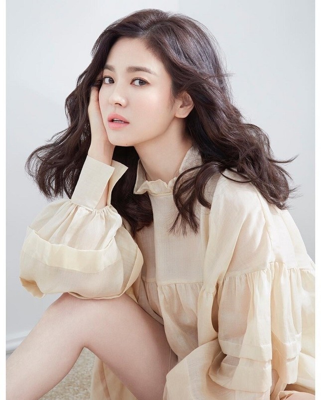 Thử nghiệm phong cách trang điểm ấn tượng, Song Hye Kyo bị chê già và kém sắc ảnh 6