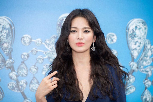 Thử nghiệm phong cách trang điểm ấn tượng, Song Hye Kyo bị chê già và kém sắc ảnh 3