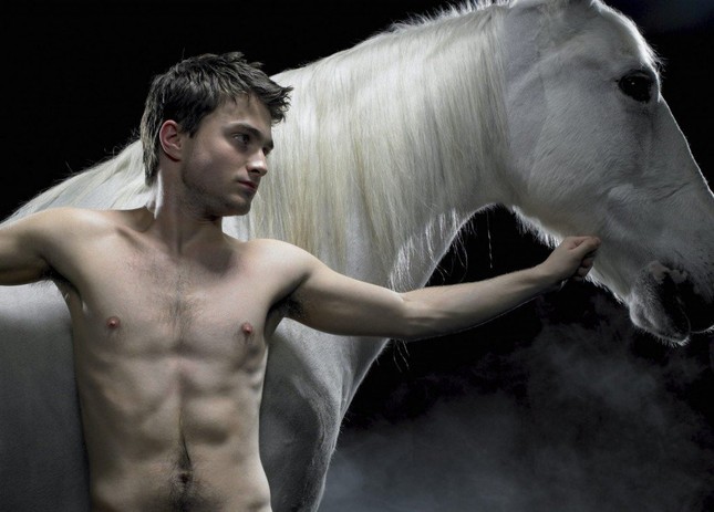 Hóa tù nhân vượt ngục, Daniel Radcliffe không còn là “cậu bé phù thủy” mà bạn biết ảnh 2