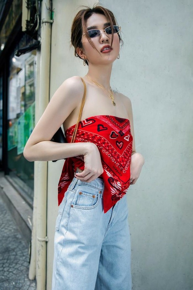 Mỹ nhân Hàn, Việt thi nhau khoe lưng trần eo thon, với mốt lấy khăn làm áo ảnh 4
