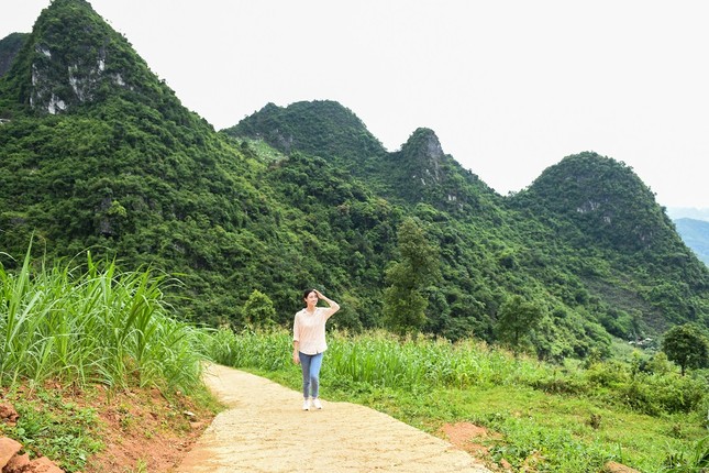 Hoa hậu Lương Thùy Linh giúp trẻ em Lũng Lìu xây ước mơ từ con đường trên núi ảnh 1