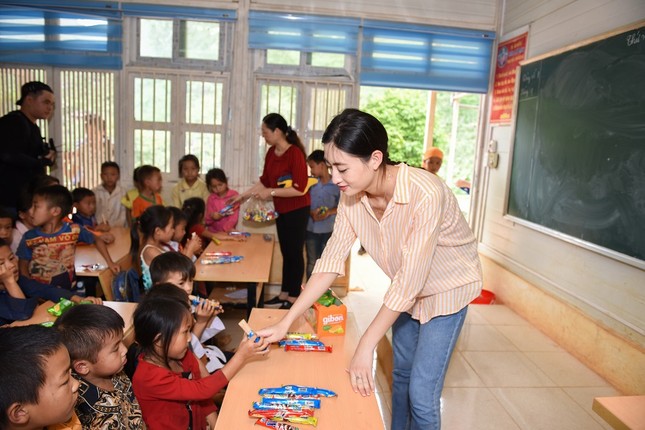 Hoa hậu Lương Thùy Linh giúp trẻ em Lũng Lìu xây ước mơ từ con đường trên núi ảnh 3