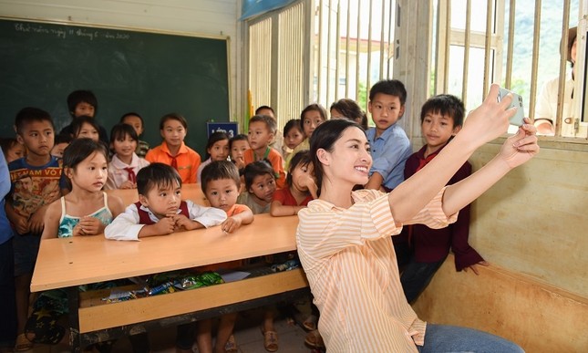 Hoa hậu Lương Thùy Linh giúp trẻ em Lũng Lìu xây ước mơ từ con đường trên núi ảnh 2