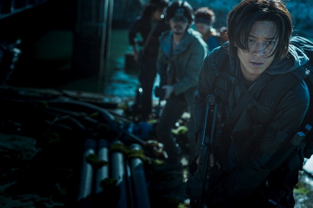 “Train to Busan 2”: Người sống sót, lũ điên loạn, kẻ hoang đàng, ai thoát khỏi thây ma? ảnh 8