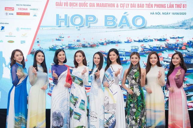 Dàn người đẹp mặc áo dài do Ngọc Hân thiết kế để ủng hộ giải “Tiền Phong Marathon“ ảnh 2