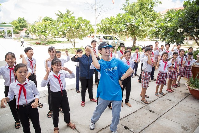 Nhờ thành công của “Vũ điệu rửa tay”, Quang Đăng được mời làm thiện nguyện cùng UNICEF ảnh 2