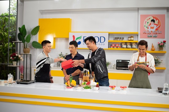 Nhìn nam tính bụi bặm là thế, đâu ngờ Liên Bỉnh Phát cực khéo tay nấu nướng ảnh 5