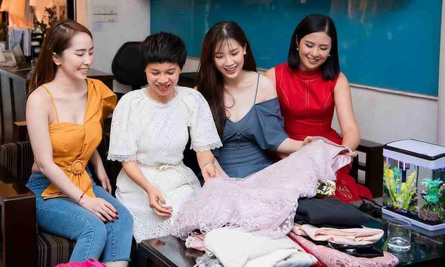 Mỹ nhân Việt hào hứng bảo vệ môi trường với dự án tái chế quần áo cũ ảnh 8