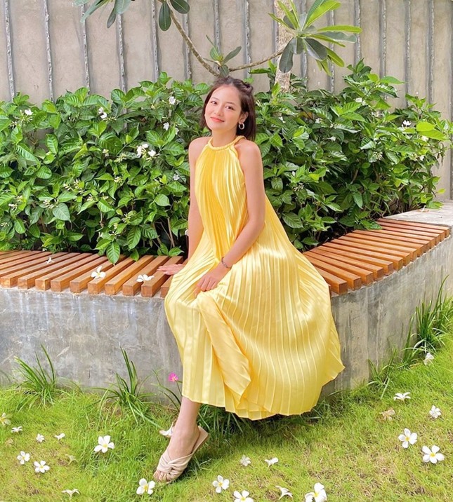 Hàng loạt mỹ nhân V-biz thi nhau diện, chiếc đầm lụa này có gì mà đặc biệt đến vậy? ảnh 6