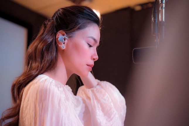 Mượn chuyện đang hot để quảng bá ca khúc mới, Hồ Ngọc Hà nhanh nhạy hay kém duyên? ảnh 1