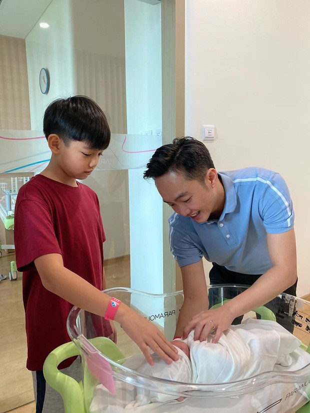 Choáng ngợp với tủ quần áo đồ sộ của con gái Cường “Đôla” - Đàm Thu Trang ảnh 2