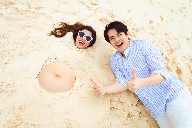 Mải tạo dáng chụp ảnh, bà bầu Đông Nhi khiến khán giả không khỏi lo lắng ảnh 2