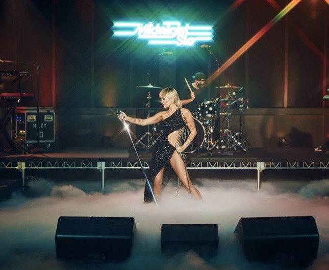 Miley Cyrus sexy quyến rũ bội phần trong mẫu đầm hở mà không phô phang của Công Trí ảnh 8