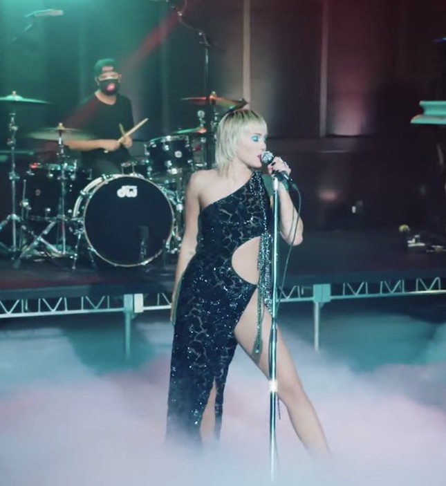 Miley Cyrus sexy quyến rũ bội phần trong mẫu đầm hở mà không phô phang của Công Trí ảnh 6