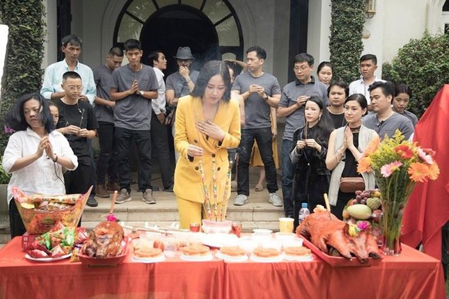 Đỏ mặt với những bộ đầm cổ sâu khoét rộng khoe ngực hết cỡ của Mai Phương Thúy ảnh 11