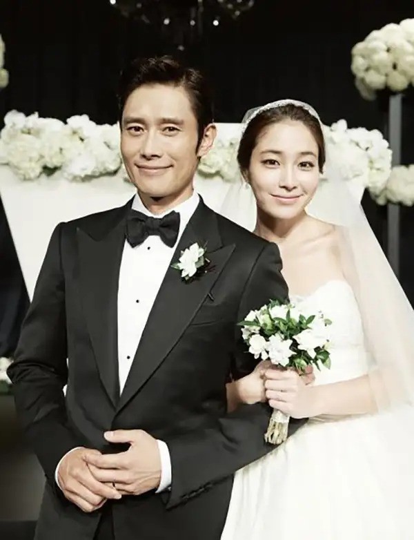 Lee Min Jung nói gì khi chọn cách cắn răng bỏ qua scandal chồng ngoại tình lúc vợ mang bầu ảnh 2