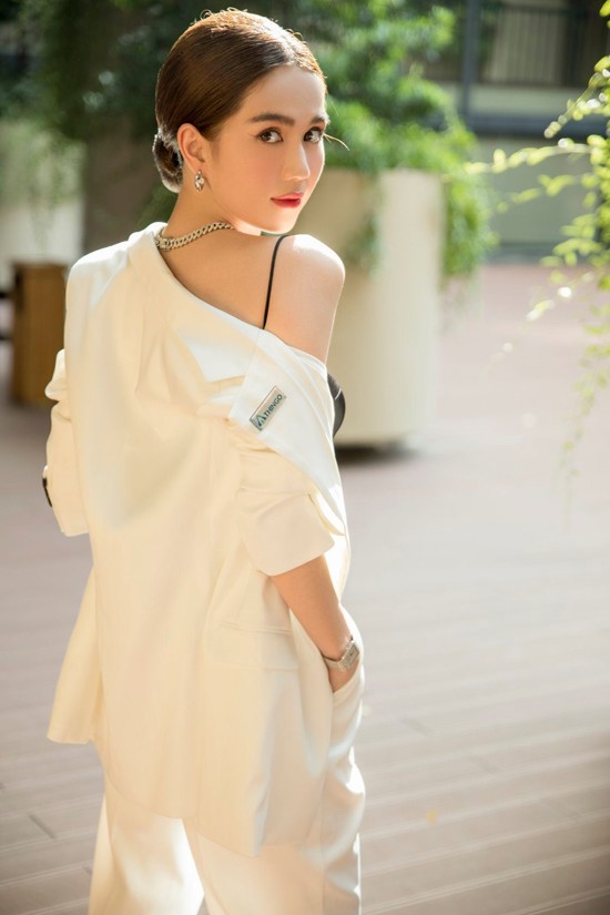 PGĐ kinh doanh công ty về sắc đẹp nhưng Ngọc Trinh lại lộ vòng 1 khiêm tốn đến khó tin? ảnh 7