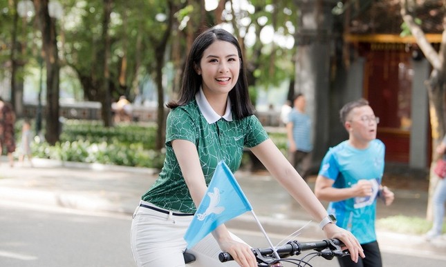 Ai đi xế xịn thì đi, còn Ngọc Hân thong dong đạp xe quanh Hồ Gươm đúng chuẩn sống xanh ảnh 4