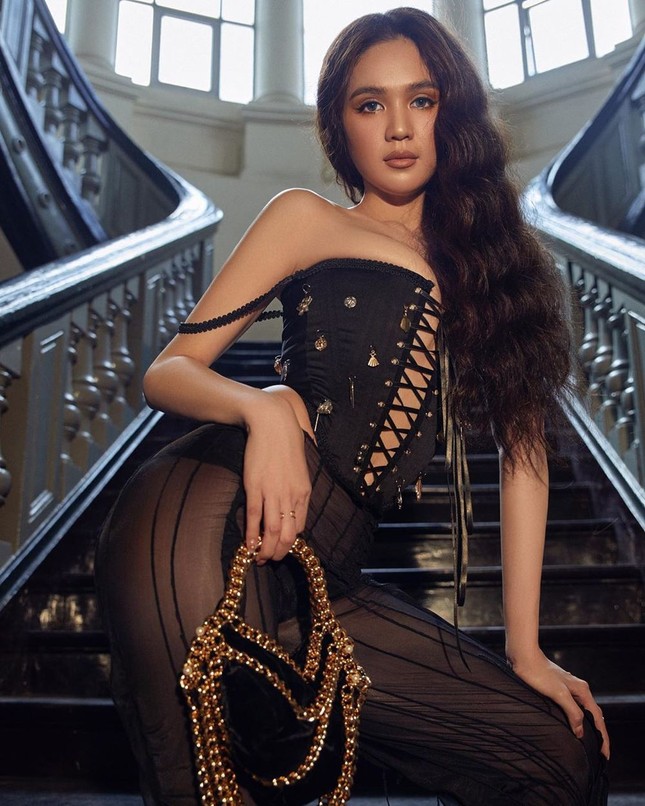 Ngọc Trinh tiếp tục khoe dáng táo bạo với đồ corset nhưng lại bị chê nhiều hơn khen ảnh 12
