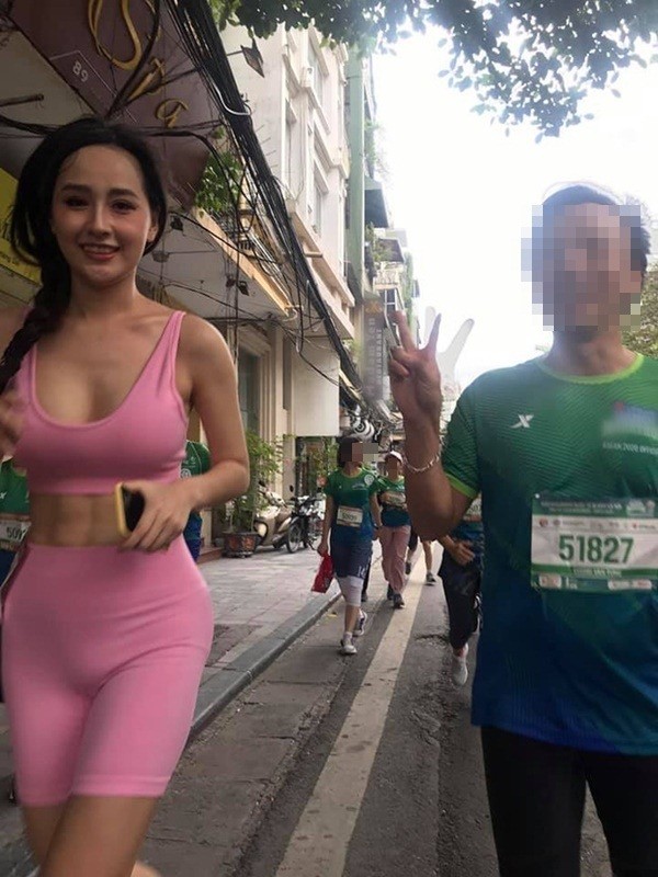 Sau nhiều lần bị nhắc “hớ hênh”, Mai Phương Thúy vẫn không "chia tay" kiểu quần nhạy cảm ảnh 4