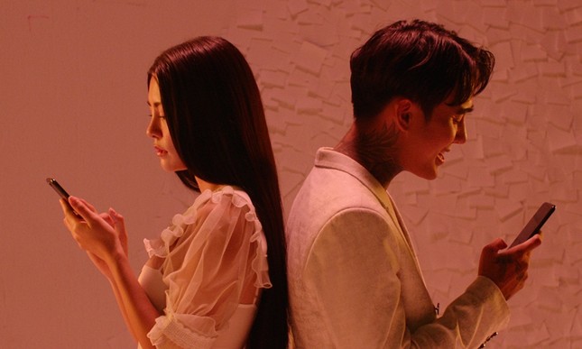 Phim “Tiệc trăng máu” tung MV nhạc phim cũng phơi bày những giả dối sau chiếc điện thoại ảnh 5
